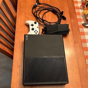 XBox One 781 GB console w/ controller - works great; owner bought new model.